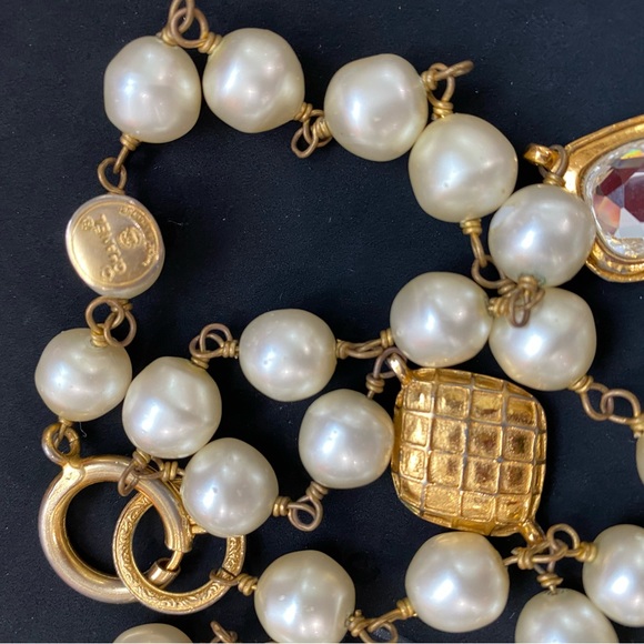 CHANEL 1970s quilted pearl and crystal embellished necklace. Collectors item! - Picture 4 of 4